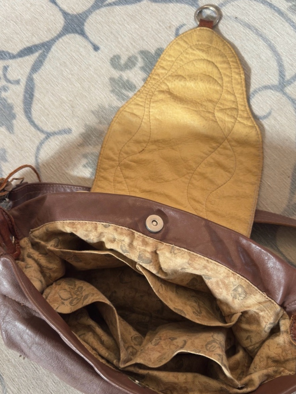 Handcrafted Retro Brown Leather Shoulder Bag with Decorative Stitching - Picture 14 of 16
